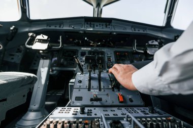 Yolcu uçağının pilotu. Kalkışa hazırlanılıyor..