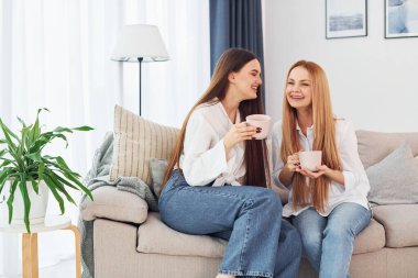 Sohbet ediyorduk. Genç anne ve kızı gündüz vakti evdeler..