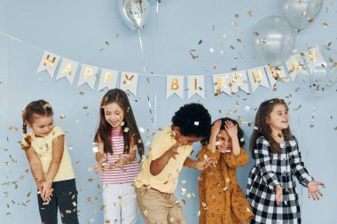 Balonlar ve konfetiler. Çocuklar doğum günü partisini evde kutlarken size iyi eğlenceler..