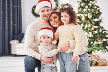 Noel şapkalarıyla. Yeni yılı evde çocuklarıyla kutlayan aileler..