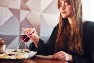 Kadınların lüks yemekleri olur. Yeni lüks restoranın içinde..