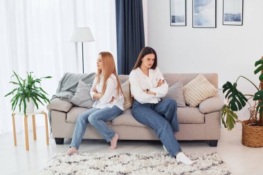 Gücenmiş, sorunları var. Genç anne ve kızı gündüz vakti evdeler..