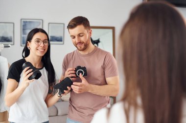 Model hazırlanıyor. Fotoğrafçılar gündüz vakti stüdyolarında çalışırlar..