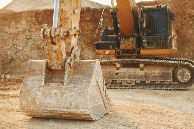 İnsan yok. Yükleme aracı gündüz vakti ödünç alma çukurunda..