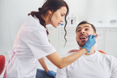 Klinikte dişçiye giden bir adam. Stomatoloji kavramı.