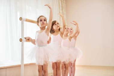 Sanat anlayışı. Gösteriye hazırlanan küçük balerinler.