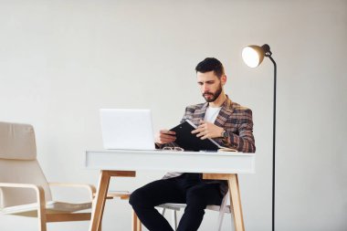 Laptop kullanıyor. Takım elbiseli genç bir iş adamı. Başarı kavramı.
