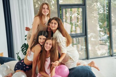 Yatakta dinleniyorum. Bir grup mutlu kadın bekarlığa veda partisindeler..