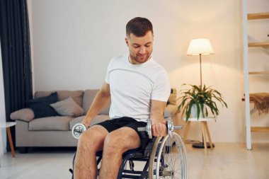 Dambılları kaldırıyorum. Tekerlekli sandalyedeki engelli evde..