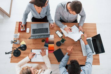Sohbet ediyorduk. Ofiste proje üzerinde çalışan bir grup iş adamı..