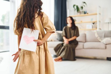 Gündüz vakti birlikte vakit geçirmek. Anne ve kızı..