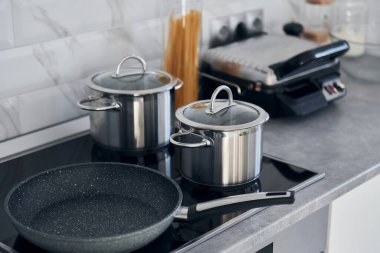 Gündüz vakti modern mutfağın masasının manzarasını kapat..