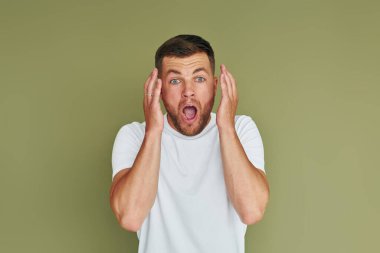 Korkmuş hissediyorum. Stüdyoda günlük kıyafetler içinde duran genç bir adam..