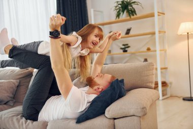 Kanepeye uzanıyordu. Baba ve küçük kızı evde birlikteler..