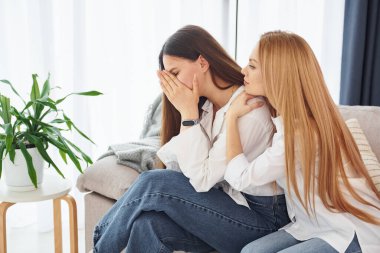 Kadın ağlıyor. Genç anne ve kızı gündüz vakti evdeler..