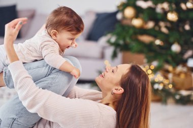 Eğleniyorum. Anne ve küçük kızı evde birlikte..