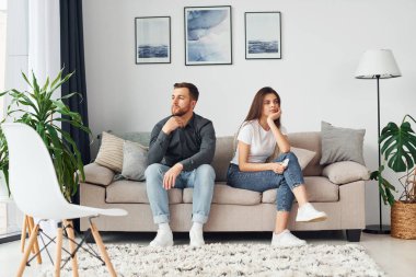 Yurt odasındaki kanepede oturan çift..