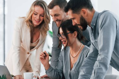 Birbirleriyle konuşuyorlar. Ofiste proje üzerinde çalışan bir grup iş adamı..