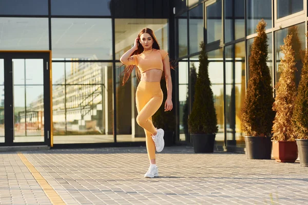 Moderne Buitenkant Jonge Vrouw Sportkleding Hebben Fitness Sessie Buiten — Stockfoto