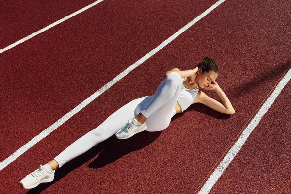 Tun Abs Junge Frau Sportlicher Kleidung Trainiert Freien — Stockfoto