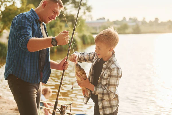 Mostrando Fregatura Padre Figlio Sulla Pesca Insieme All Aperto Durante — Foto Stock