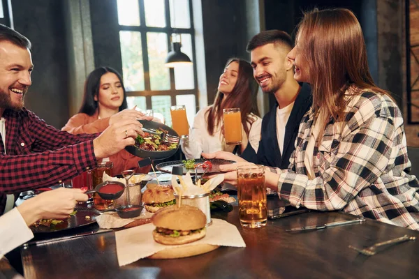 Plein Jour Groupe Jeunes Amis Assis Ensemble Dans Bar Avec — Photo