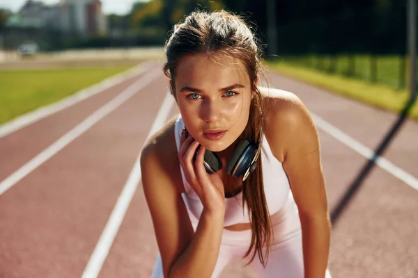 Escuchar Música Los Auriculares Mujer Joven Ropa Deportiva Está Haciendo — Foto de Stock