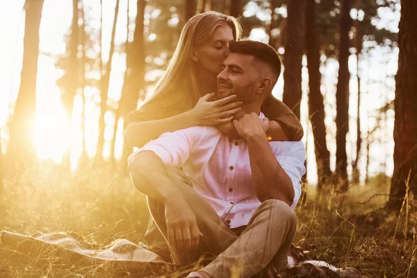 Assis Par Terre Happy Couple Est Extérieur Dans Forêt Jour — Photo