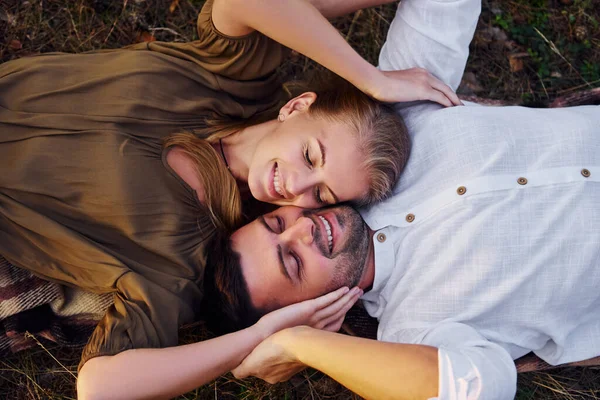 Feliz Casal Livre Deitado Chão — Fotografia de Stock