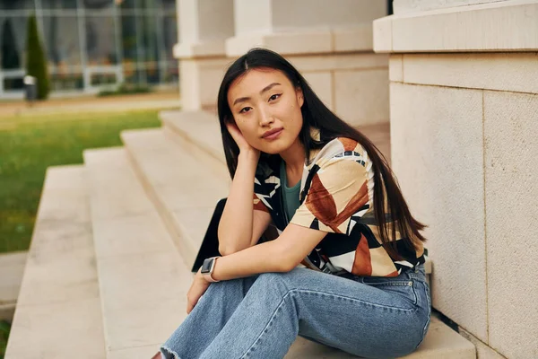 Binanın Merdivenlerinde Oturuyor Genç Asyalı Kadın Gündüz Vakti Dışarıda — Stok fotoğraf