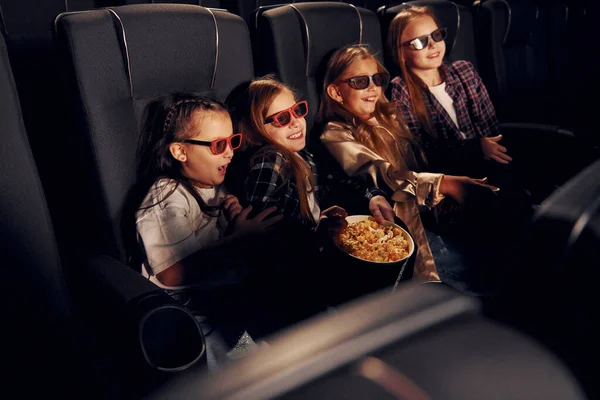 Divirtiéndose Grupo Niños Sentados Cine Viendo Películas Juntos — Foto de Stock