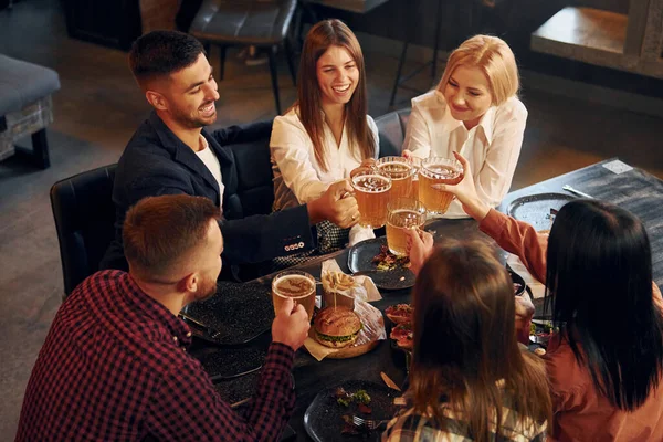 Une Bière Bon Goût Groupe Jeunes Amis Assis Ensemble Dans — Photo