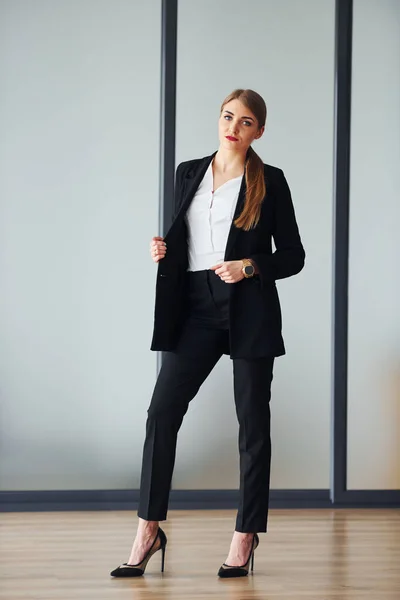 Stojąc Szarym Tle Młoda Dorosła Kobieta Formalnym Ubraniu Jest Biurze — Zdjęcie stockowe