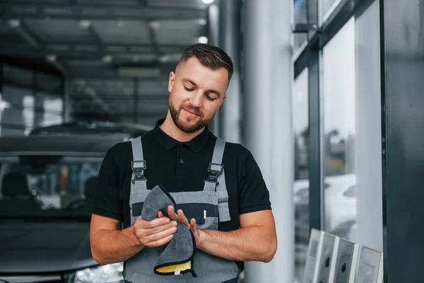 Limpiando Manos Hombre Uniforme Trabaja Autosalón Durante Día — Foto de Stock