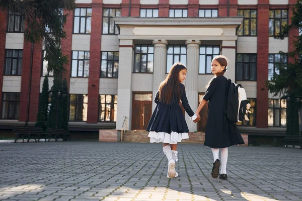 Vista Posteriore Due Studentesse Sono Fuori Insieme Vicino All Edificio — Foto Stock