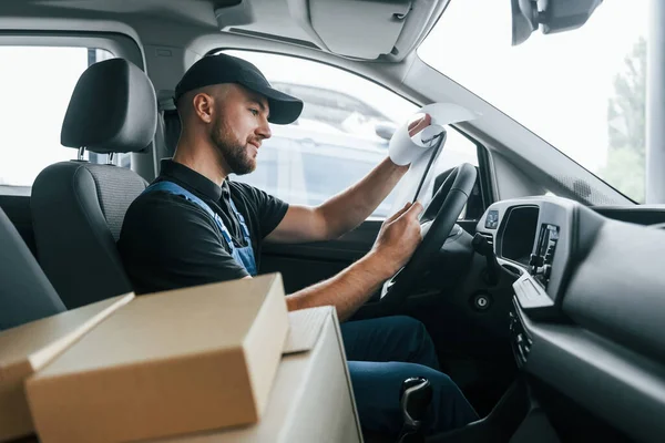 Vehicle Delivery Man Uniform Indoors Car Order — Stock Photo, Image