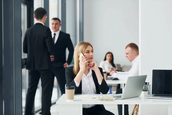 Grupo Personas Ropa Formal Oficial Que Está Interior Oficina —  Fotos de Stock