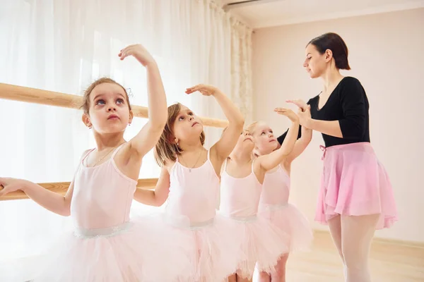 Frau Bringt Tanzbewegungen Bei Kleine Ballerinen Bereiten Sich Auf Auftritt — Stockfoto