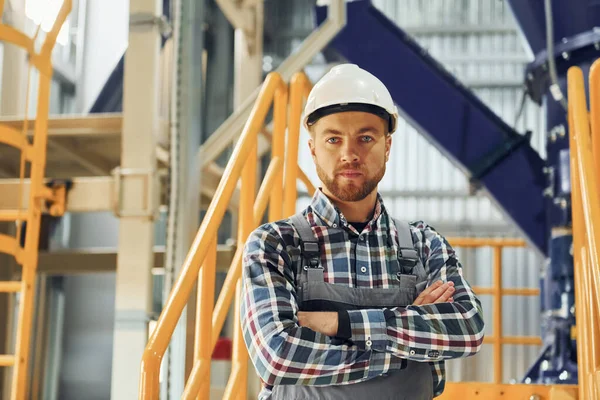 Engenheiro Está Dentro Casa Trabalhador Construção Uniforme Está Fábrica — Fotografia de Stock