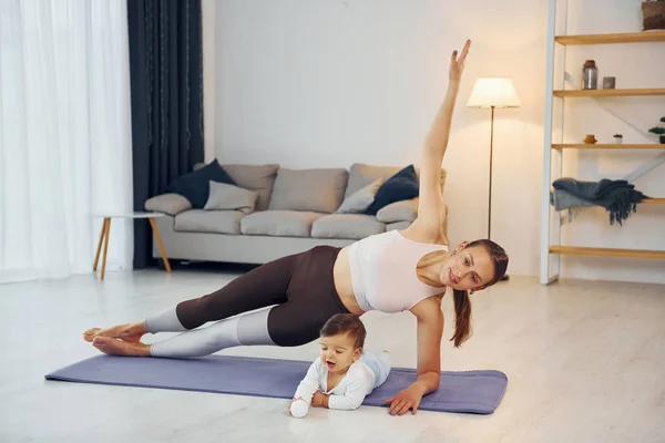 Mulher Fazer Exercícios Mãe Com Sua Filhinha Está Casa Juntos — Fotografia de Stock