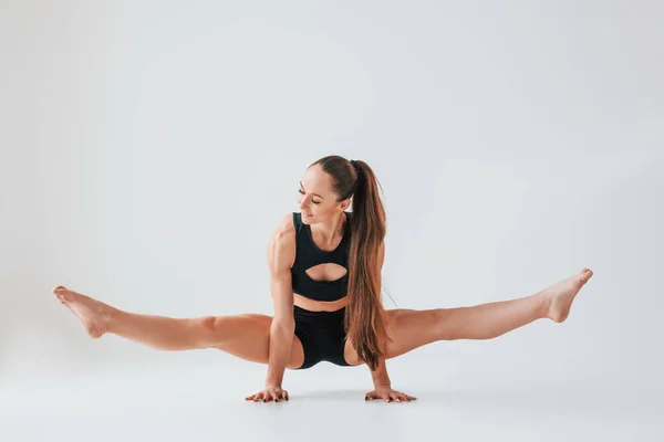 Güzel Vücut Spor Elbiseli Genç Bir Kadın Içeride Jimnastik Yapıyor — Stok fotoğraf