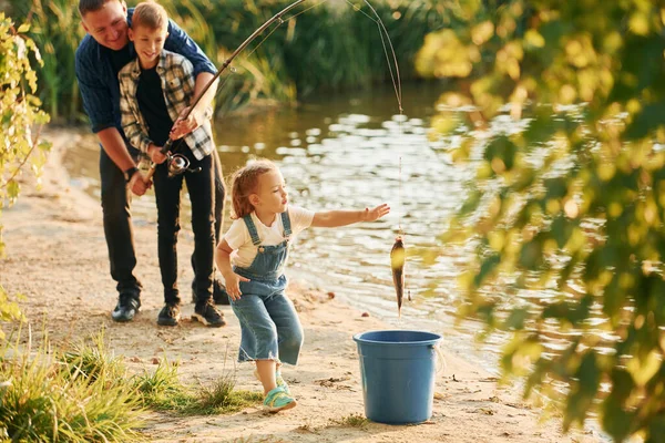 Ragazza Che Mette Pesce Nel Secchio Padre Con Figlio Figlia — Foto Stock