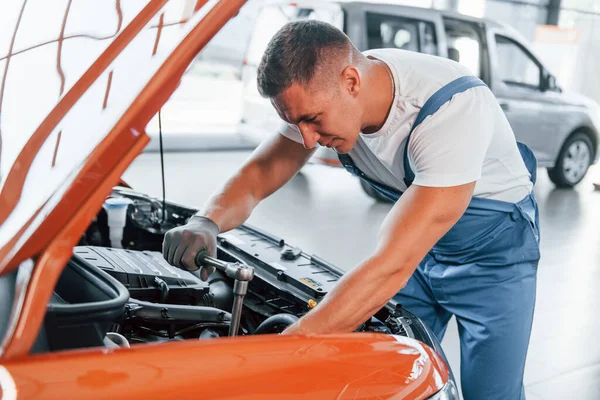 Coche Color Naranja Hombre Uniforme Está Reparando Automóviles Rotos Interior — Foto de Stock
