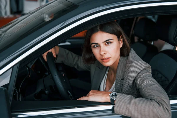 Mujer Probando Auto Nuevo Sentado Interior Automóvil Moderno — Foto de Stock