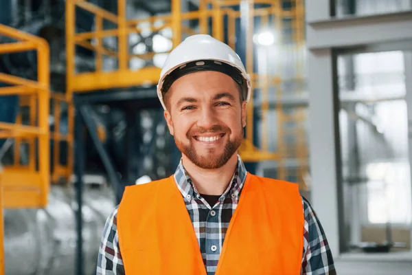 Retrato Trabalhador Construção Uniforme Está Fábrica — Fotografia de Stock