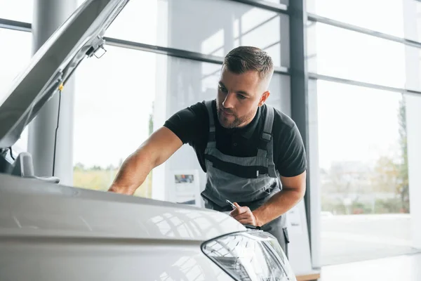 Reparación Del Coche Hombre Uniforme Trabaja Autosalón Durante Día — Foto de Stock