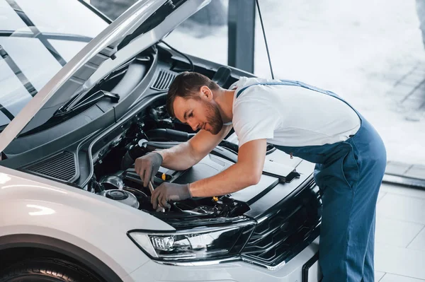 Hood Otevřen Mladý Muž Bílé Košili Modré Uniformě Opravy Automobilů — Stock fotografie