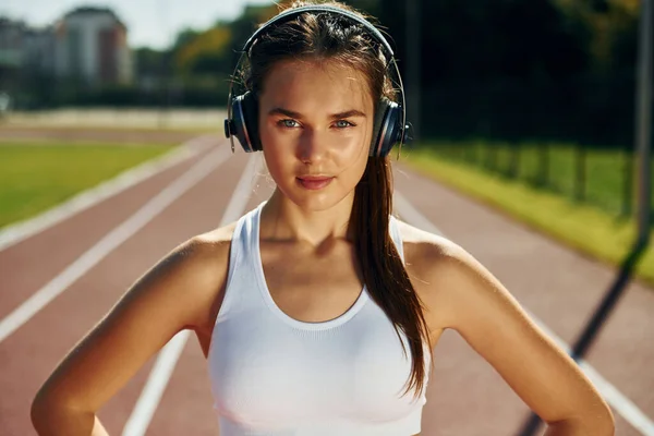 Kopfhörern Junge Frau Sportlicher Kleidung Trainiert Freien — Stockfoto