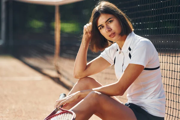 Kijk Naar Camera Vrouwelijke Tennisser Overdag Het Veld — Stockfoto