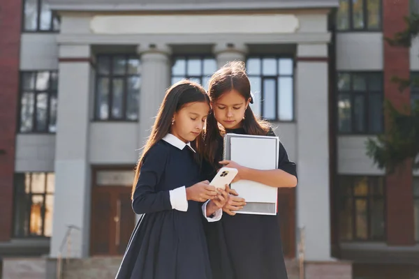 Manzara Liseli Kız Okul Binasının Yanında Birlikte — Stok fotoğraf